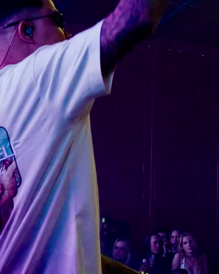 Artista no palco do Aura em luz roxa